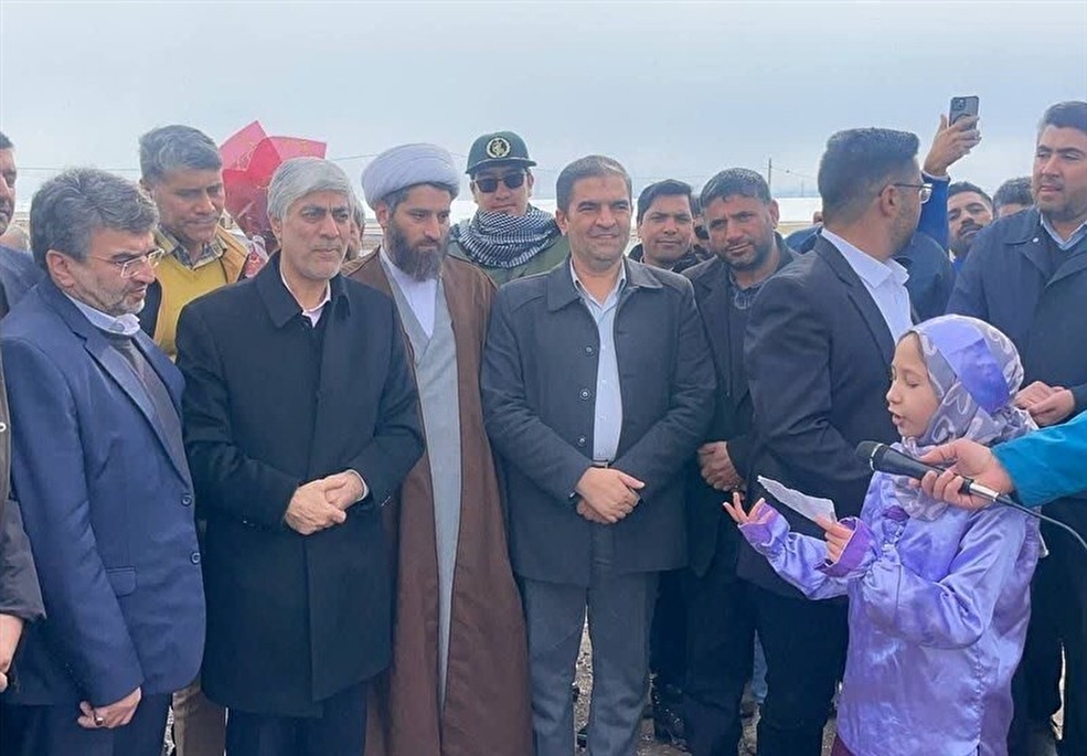 کیومرث هاشمی وزیر ورزش و جوانان با استقبال مردم روستای نویس در گلزار شهدای اين روستا حضور پیدا کرد