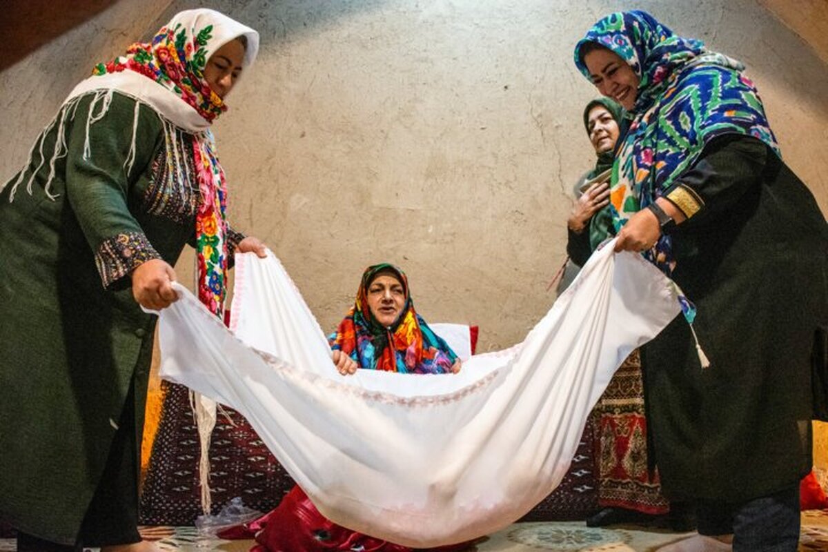 اجرای گل‌غلتان برای ۱۲۰ نوزاد از ۱۰ استان کشور در جشنواره ملی در امیریه دامغان