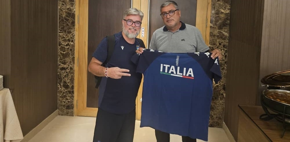 هدية تذكارية من المدرب الإيطالي إلى مدرب كرة القدم الإيراني للمكفوفين