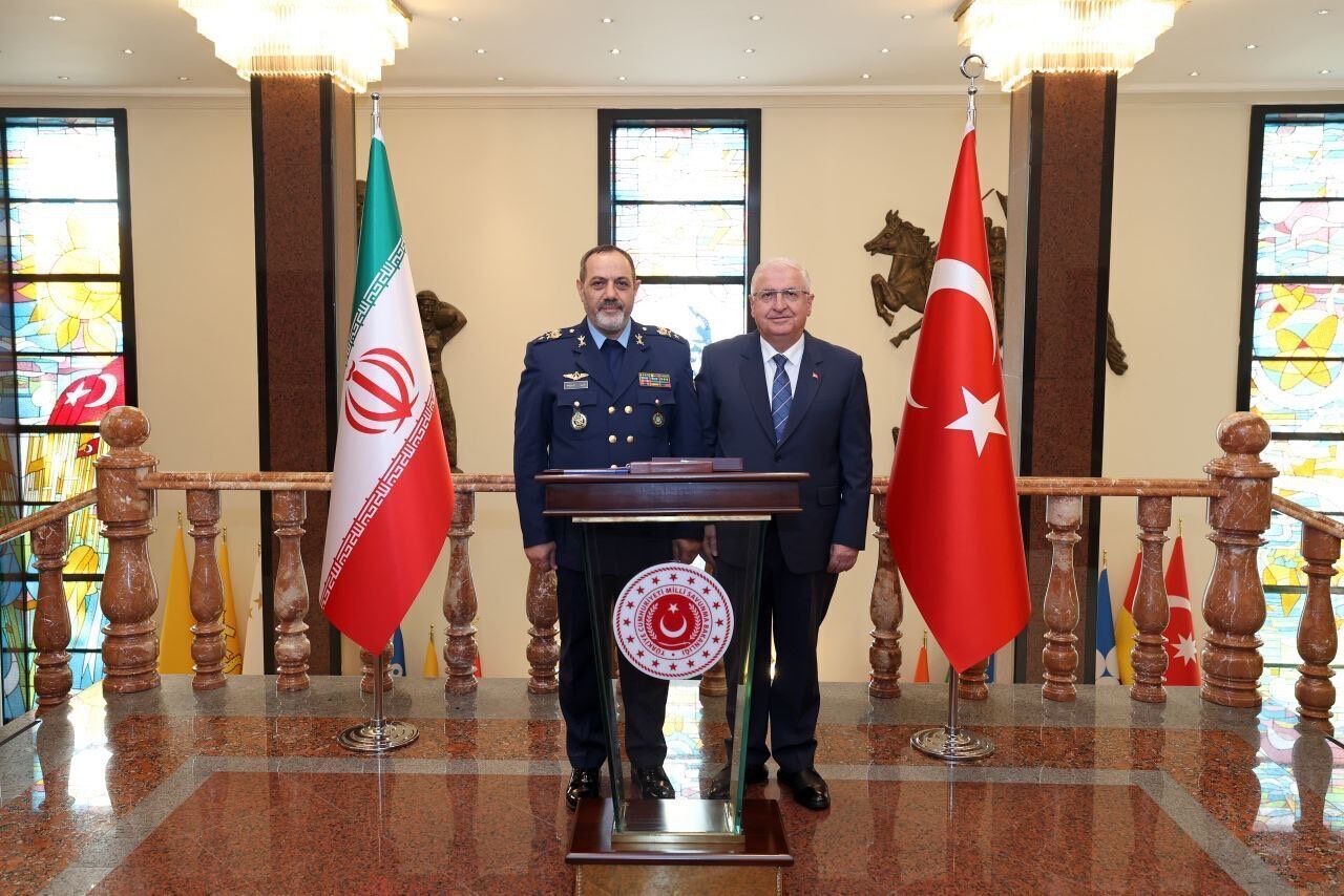 وزير الدفاع الايراني: تطوير العلاقات الدفاعية مع تركيا مؤثر في مواجهة التحديات في العالم الإسلامي والمنطقة وزير الدفاع الايراني: تطوير العلاقات الدفاعية مع تركيا مؤثر في مواجهة التحديات في العالم الإسلامي والمنطقة