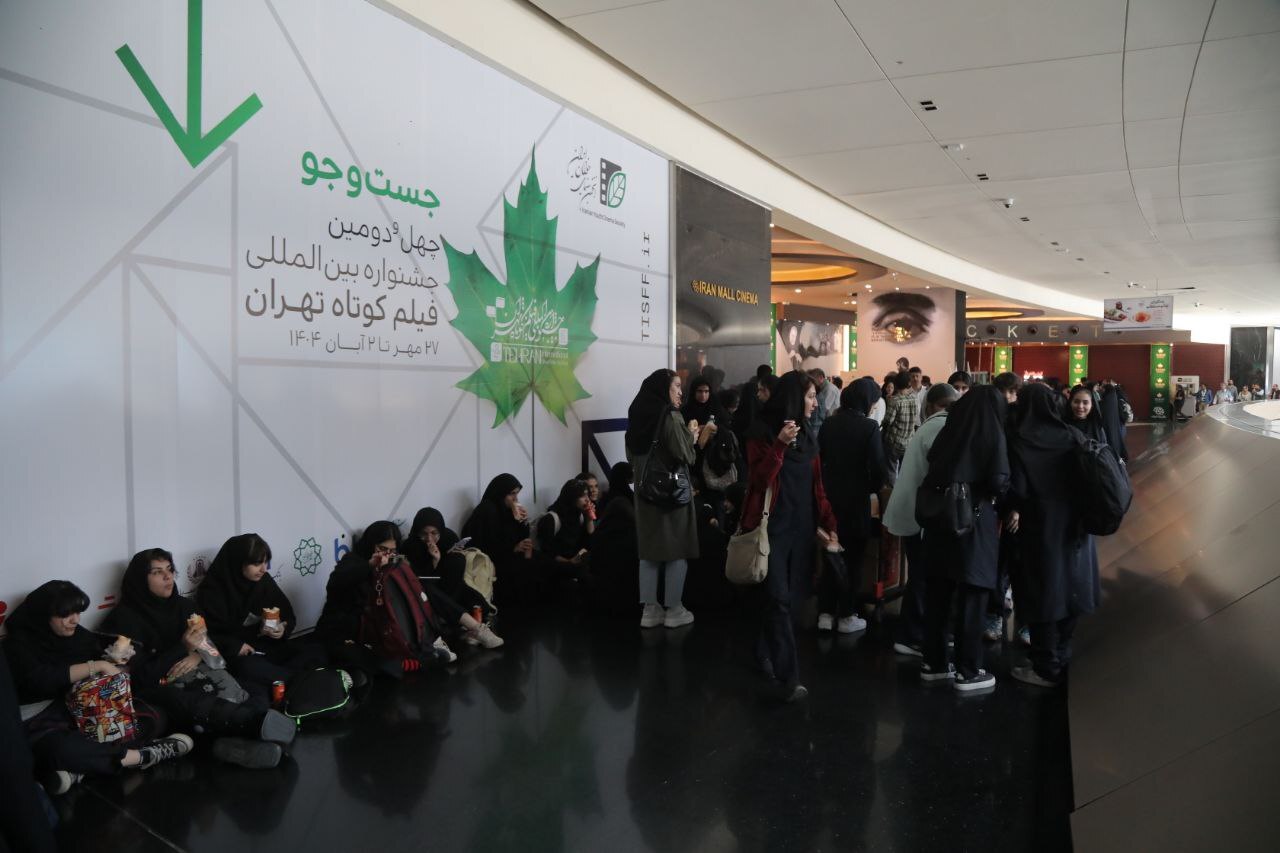 مهرجان برسالة من رئيس الجمهورية، تكريم لذكرى ناصر تقوائي وبحضور طلاب المدارس.