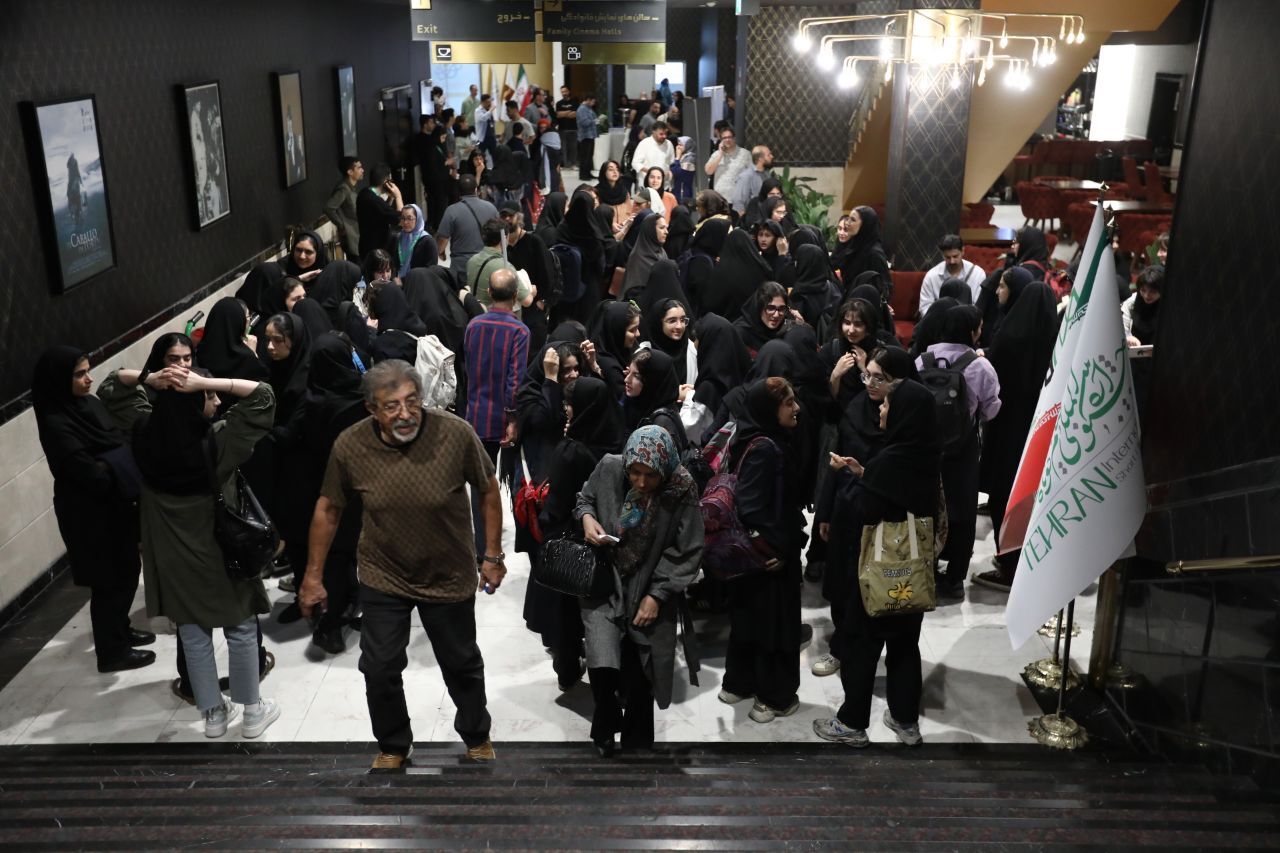 مهرجان برسالة من رئيس الجمهورية، تكريم لذكرى ناصر تقوائي وبحضور طلاب المدارس.