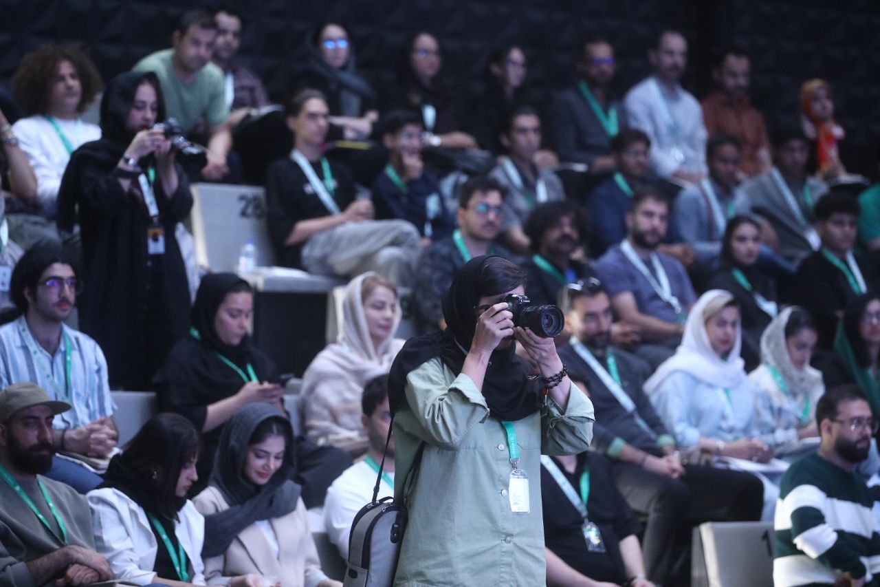 مهرجان برسالة من رئيس الجمهورية، تكريم لذكرى ناصر تقوائي وبحضور طلاب المدارس.