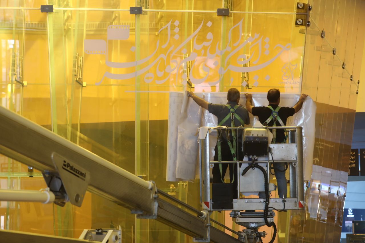 مهرجان برسالة من رئيس الجمهورية، تكريم لذكرى ناصر تقوائي وبحضور طلاب المدارس.