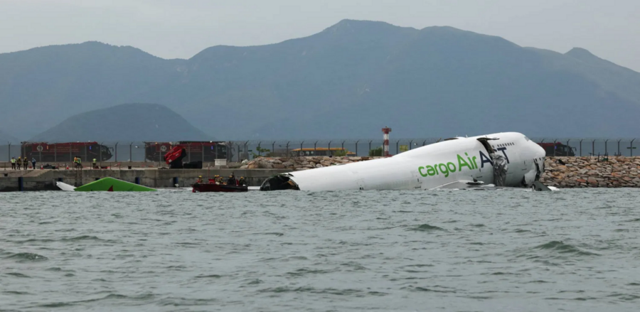 انزلاق طائرة شحن إماراتية خارج مدرج مطار هونغ كونغ