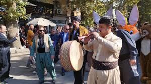 انطلقت اللقلقة، رمزُ الدورة الثامنة عشرة من مهرجان مريوان الدولي للمسرح الشارعيّ، محلّقةً في سماء المدينة إيذاناً بانطلاق فعاليات المهرجان.