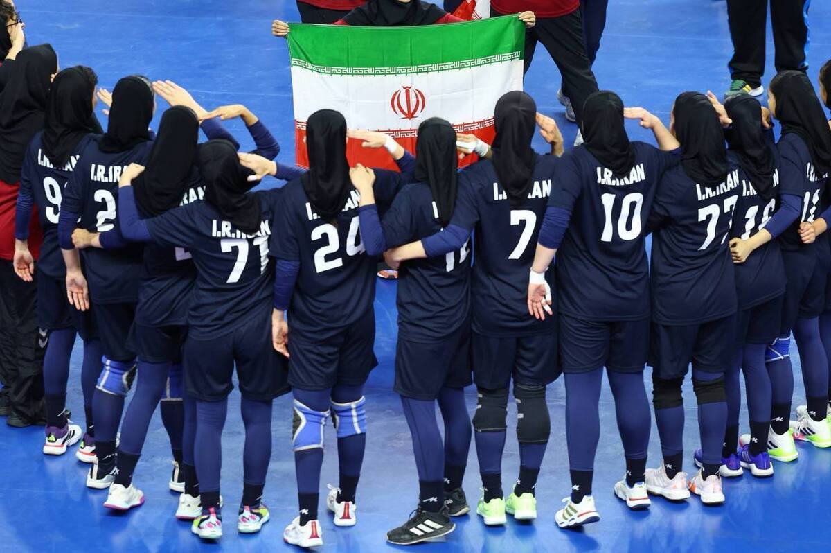 هنأ حمد دونيامالي المنتخب الوطني للسيدات لكرة اليد في إيران على فوزه بأول بطولة وميدالية ذهبية في تاريخ دورة الألعاب الآسيوية للشباب في البحرين. هنأ حمد دونيامالي المنتخب الوطني للسيدات لكرة اليد في إيران على فوزه بأول بطولة وميدالية ذهبية في تاريخ دورة الألعاب الآسيوية للشباب في البحرين.