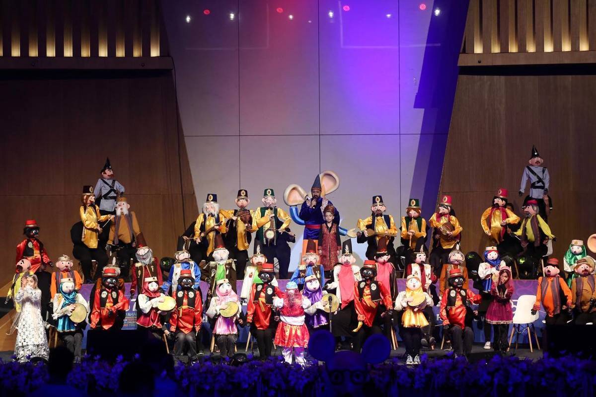 بدء مهرجان إصفهان الدولي لأفلام الأطفال والناشئة بمشاركة 2500 طفل في قاعة المؤتمرات بدء مهرجان إصفهان الدولي لأفلام الأطفال والناشئة بمشاركة 2500 طفل في قاعة المؤتمرات