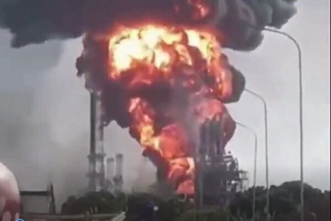 انفجار وحريق ضخم في منشأة نفطية فنزويلية