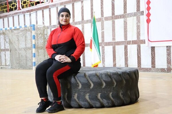 رياضية إيرانية تحطم الرقم القياسي العالمي في تمرين البلانك الثابت