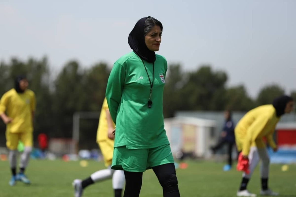 مدربة المنتخب الإيراني لكرة القدم للسيدات تنضم إلى الحملة الوطنية لترشيد استهلاك المياه