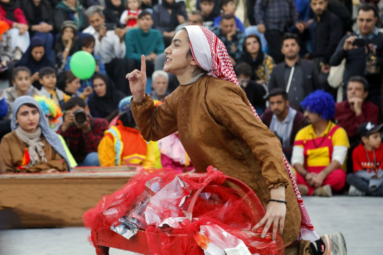 المسرح الجوال؛ لغة الناس الحيّة من ميدان التحرير إلى مريوان المسرح الجوال؛ لغة الناس الحيّة من ميدان التحرير إلى مريوان