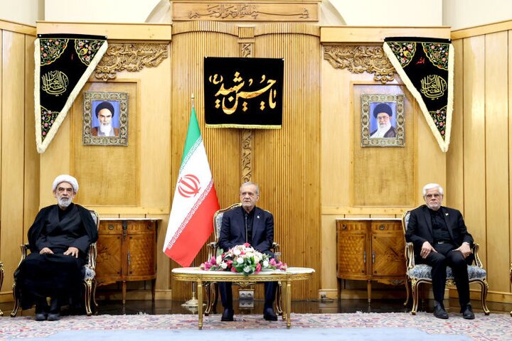 أكد الرئيس الإيراني، مسعود بزشكيان في تصريحات له قبيل مغادرته الى على سعى البلدين لتعزيز العلاقات التجارية والاقتصادية، مشيرا الى وجود روابط دينية وعقائدية عميقة بين شعبي البلدين.