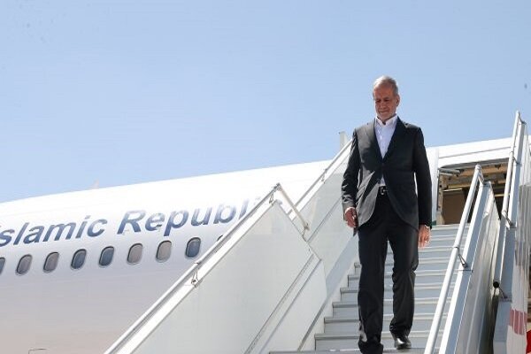 بزشكيان يصل إلى لاهور بزشكيان يصل إلى لاهور