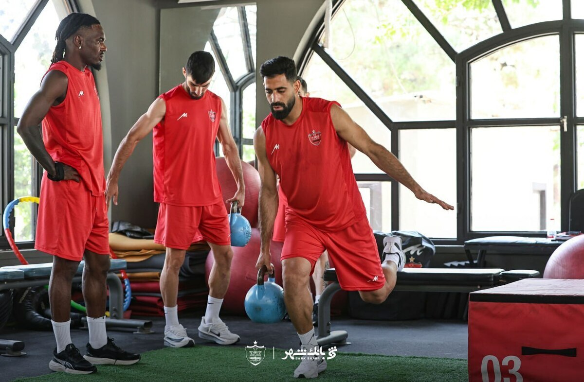 نادي بيرسبوليس الإيراني يجري تمرينات صباحية نادي بيرسبوليس الإيراني يجري تمرينات صباحية