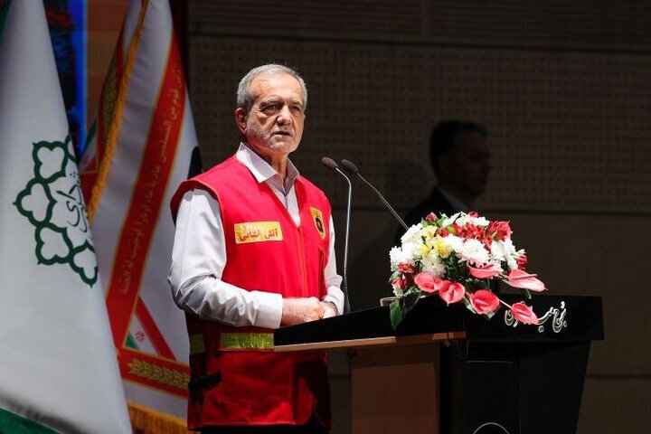 بزشكيان: الشعب أثبتت تضامنه وقوته فترة العدوان الصهيوني.. فكرة اخضاع الأمة الإيرانية مجرد حلم وخيال بزشكيان: الشعب أثبتت تضامنه وقوته فترة العدوان الصهيوني.. فكرة اخضاع الأمة الإيرانية مجرد حلم وخيال