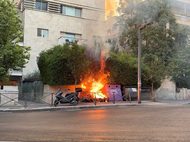 نيران المتظاهرين تصل إلى منزل نتنياهو للمطالبة بوقف الحرب على غزة نيران المتظاهرين تصل إلى منزل نتنياهو للمطالبة بوقف الحرب على غزة