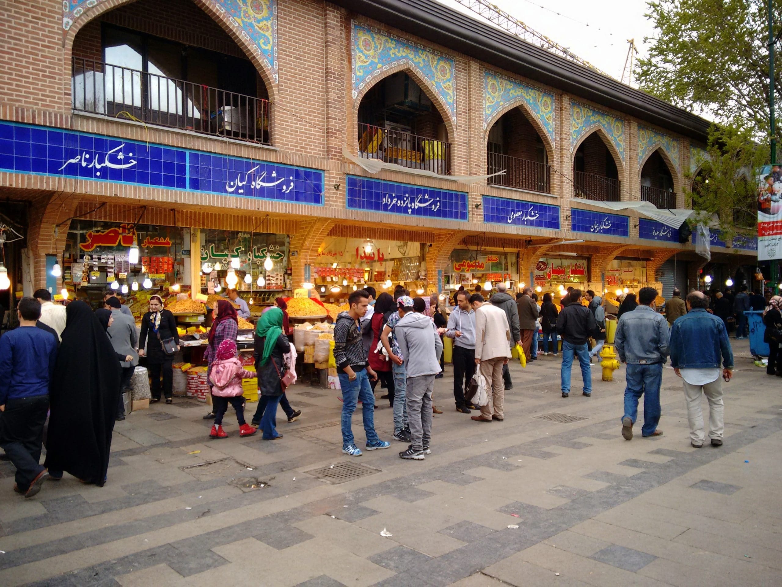 بازار طهران الكبير: قلب نابض بالتقاليد والتجارة والحياة الإيرانية
