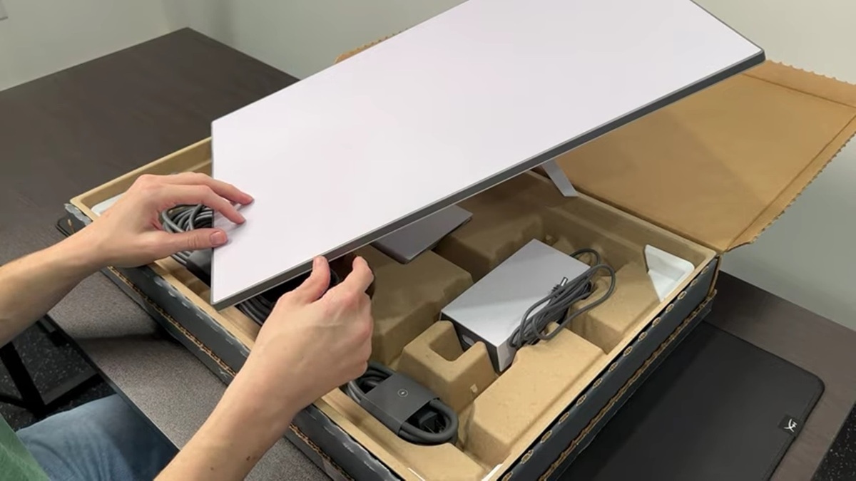 حرس الحدود الايراني يضبط شحنة مهربة تحوي أجهزة ستارلينك الفضائية حرس الحدود الايراني يضبط شحنة مهربة تحوي أجهزة ستارلينك الفضائية