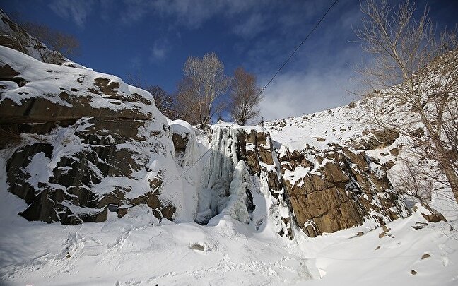 تجمد شلال كنجنامه في همدان