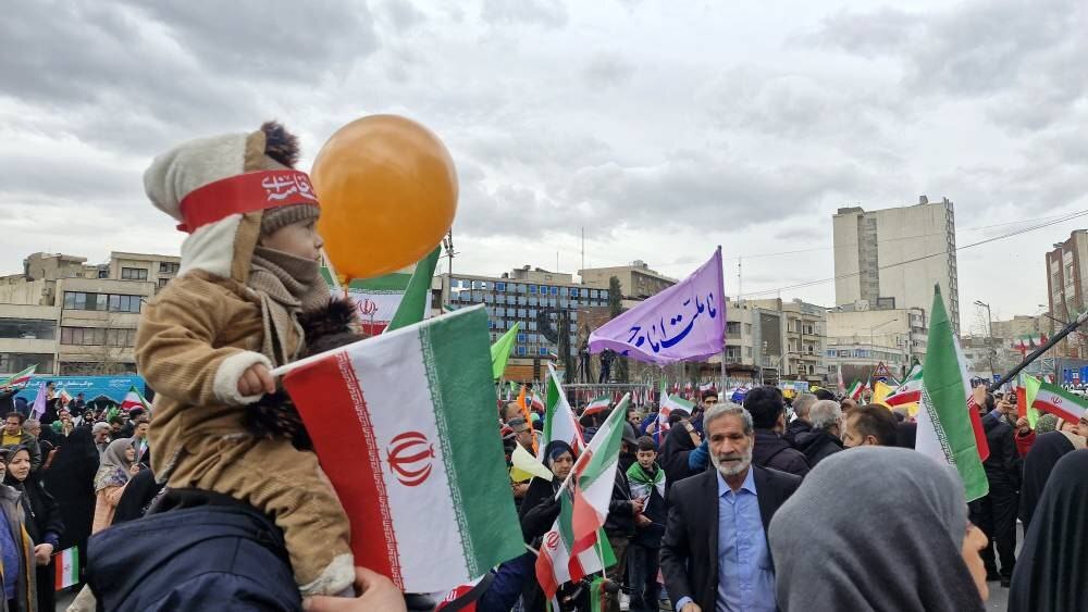 حشود مليونية من كافة فئات الشعب تشارك في مسيرات ذكرى انتصار الثورة