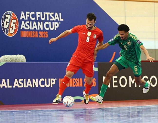 المنتخب الإيران لكرة الصالات بالقمصان الحمراء في مباراته ضد العراق