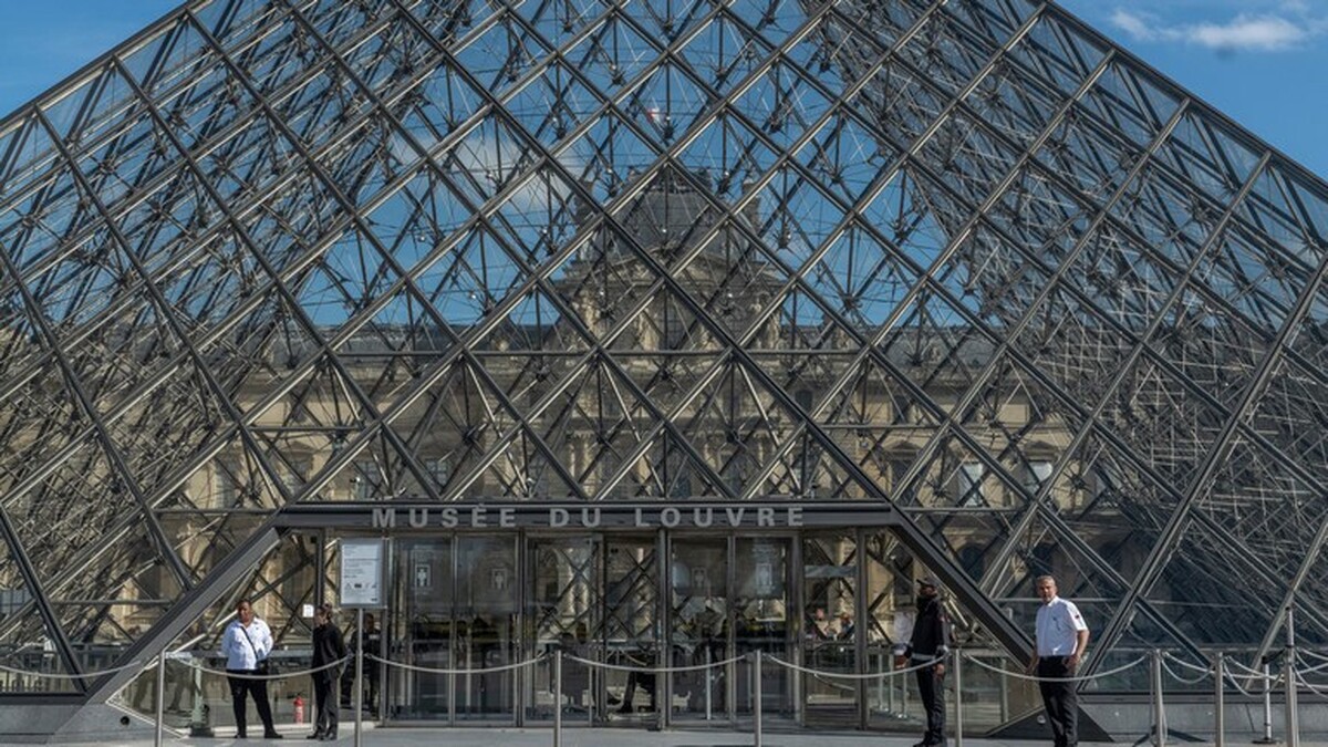Louvre has been robbed