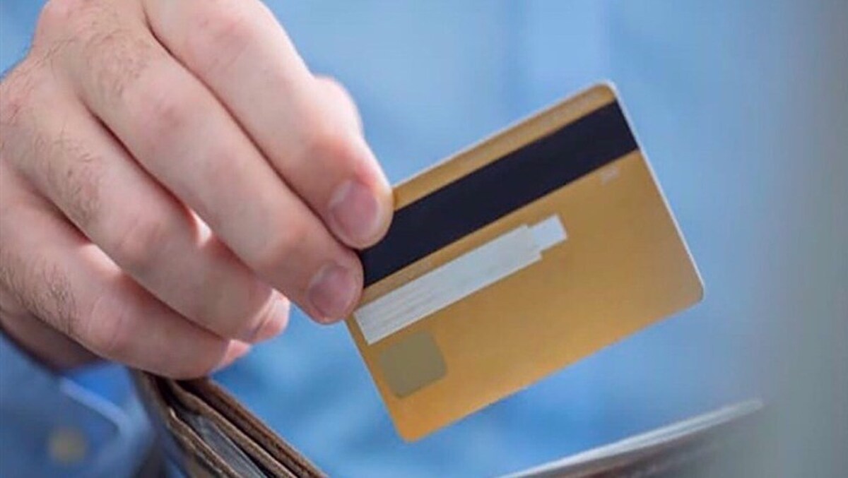 Iran starts issuing rial debit cards for tourists