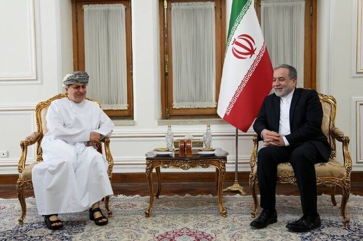Araghchi receives outgoing Oman, UAE envoys in Tehran