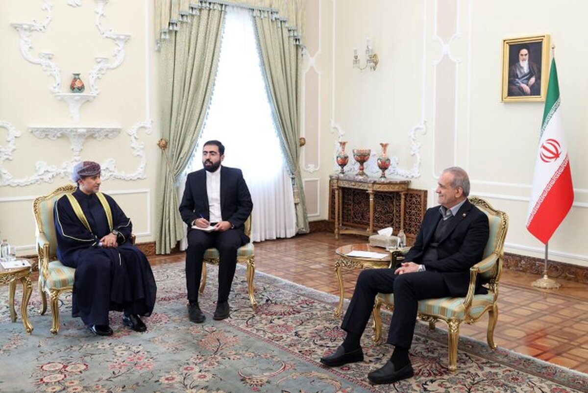 Pezeshkian emphasizes strengthening of Iran-Oman ties