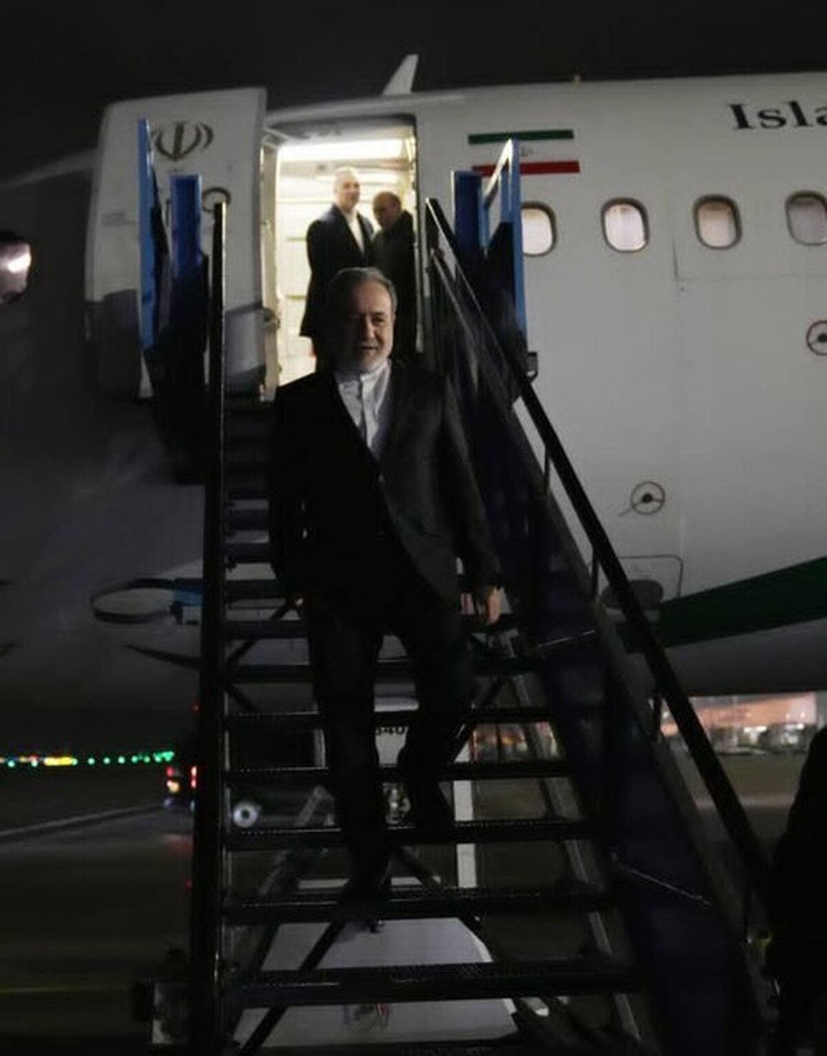 Araghchi Arrives in the Netherlands for Chemical Weapons Convention Meeting