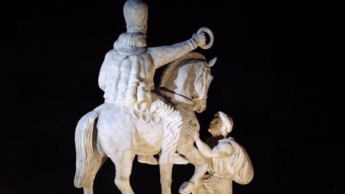 ‘Kneel Before Iran’ statue unveiled in Tehran’s Enqelab Square