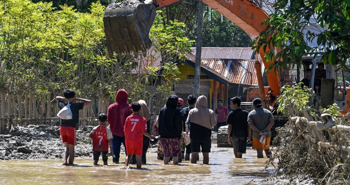 Iran offers aid, condolences to Indonesia as deadly floods claim hundreds of lives
