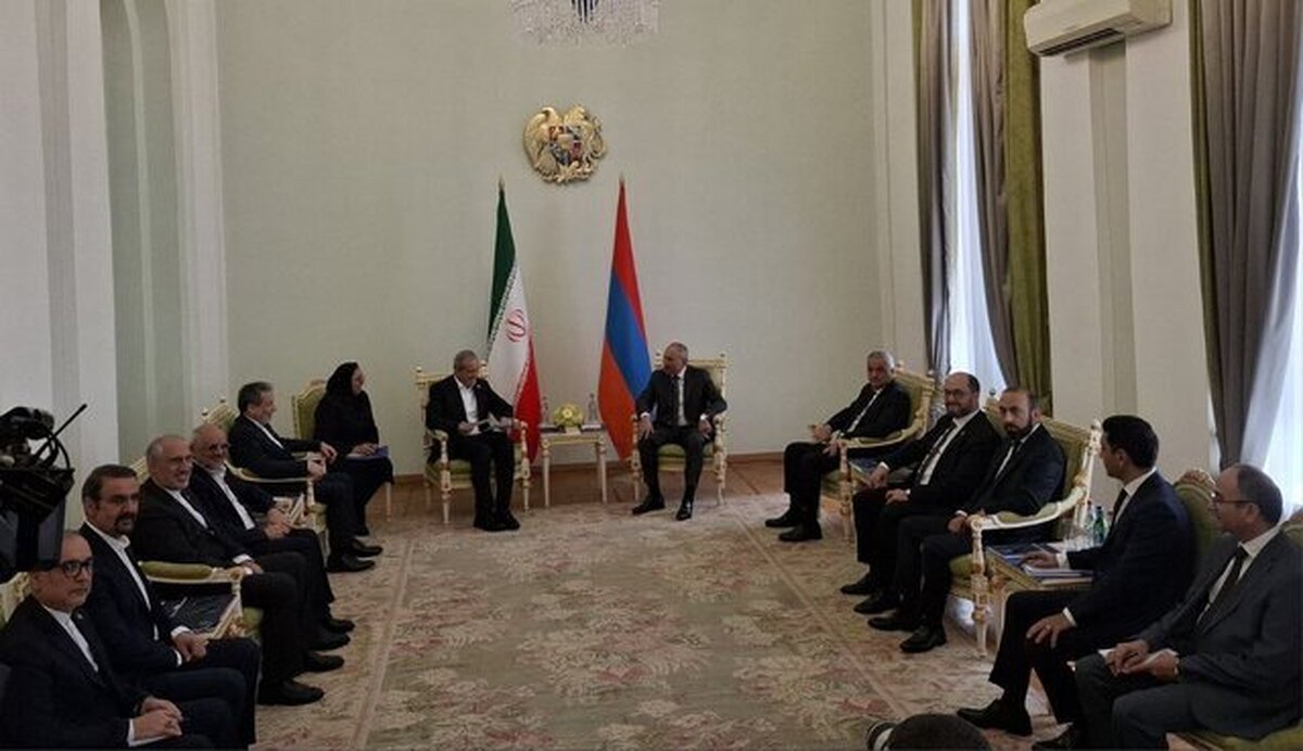 Pezeshkian, Pashinyan Hold Bilateral Talks in Yerevan