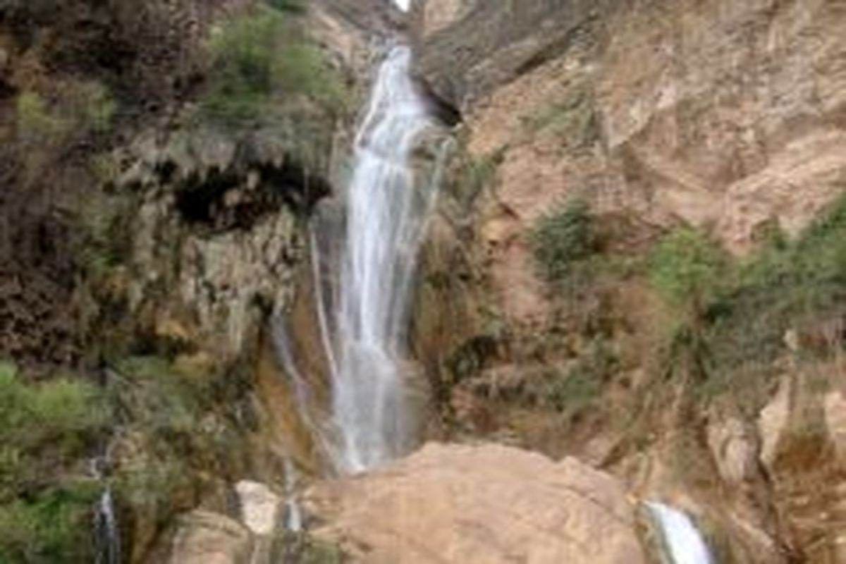 تاسیسات و امکانات گردشگری مناسب در محوطه آبشارهای لرستان ایجاد می‌شود