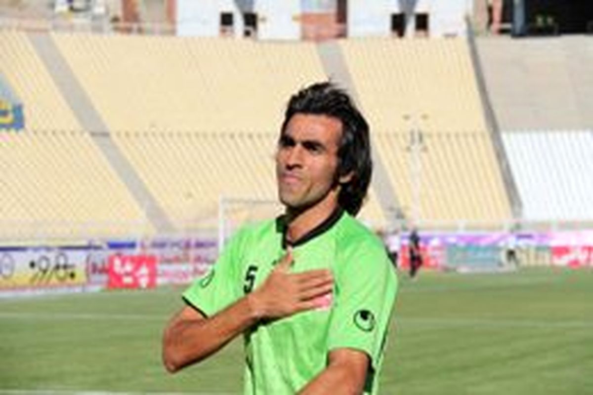 دهنوی بازیکن سپاهان است