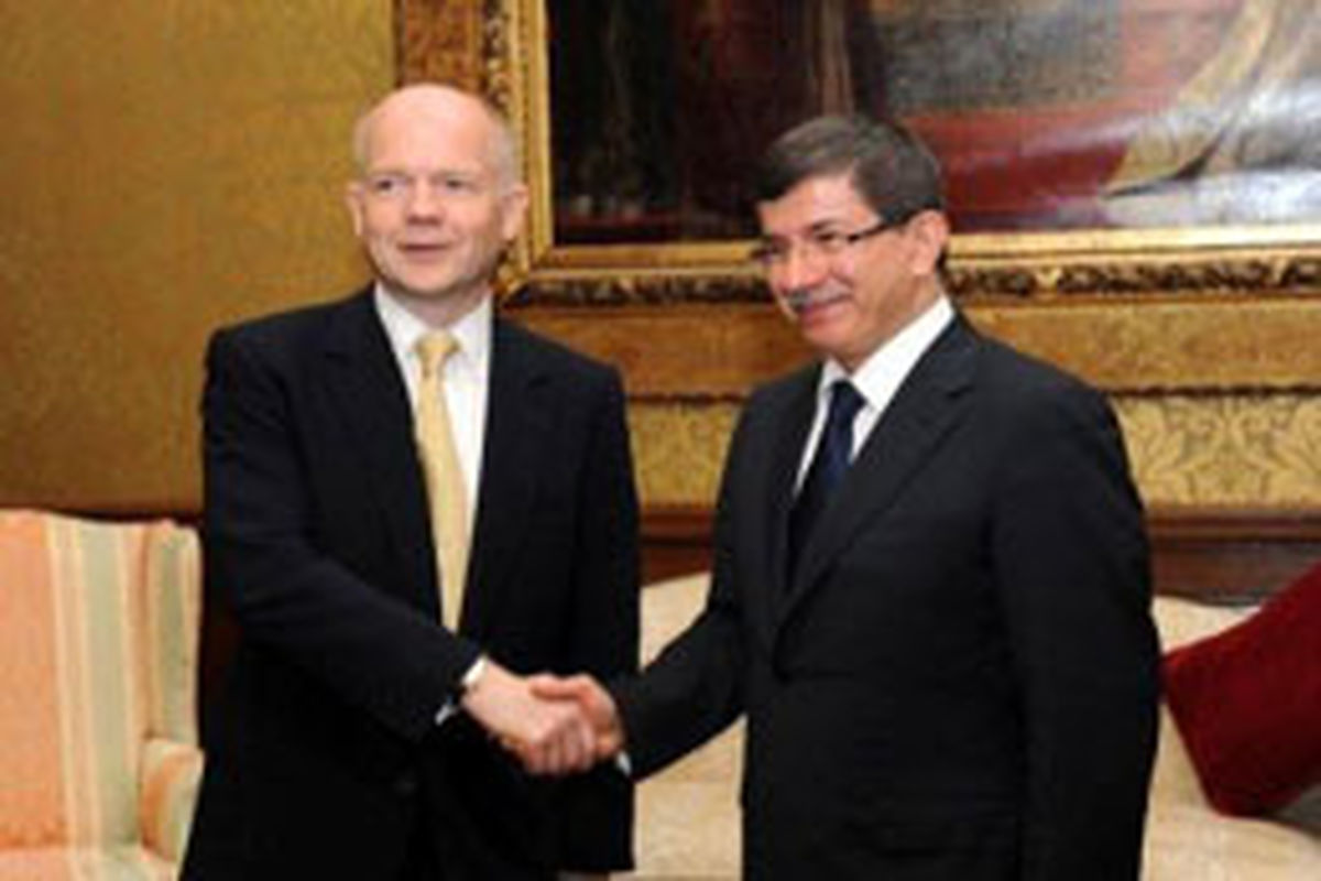 وزیران امور خارجه ترکیه و انگلیس درباره بحران خاورمیانه گفت‌وگو کردند