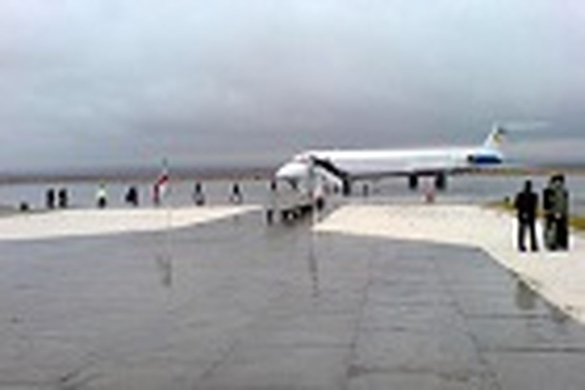 فرودگاه بندرعباس به علت آبگرفتگی تا ظهر جمعه غیرقابل استفاده شد