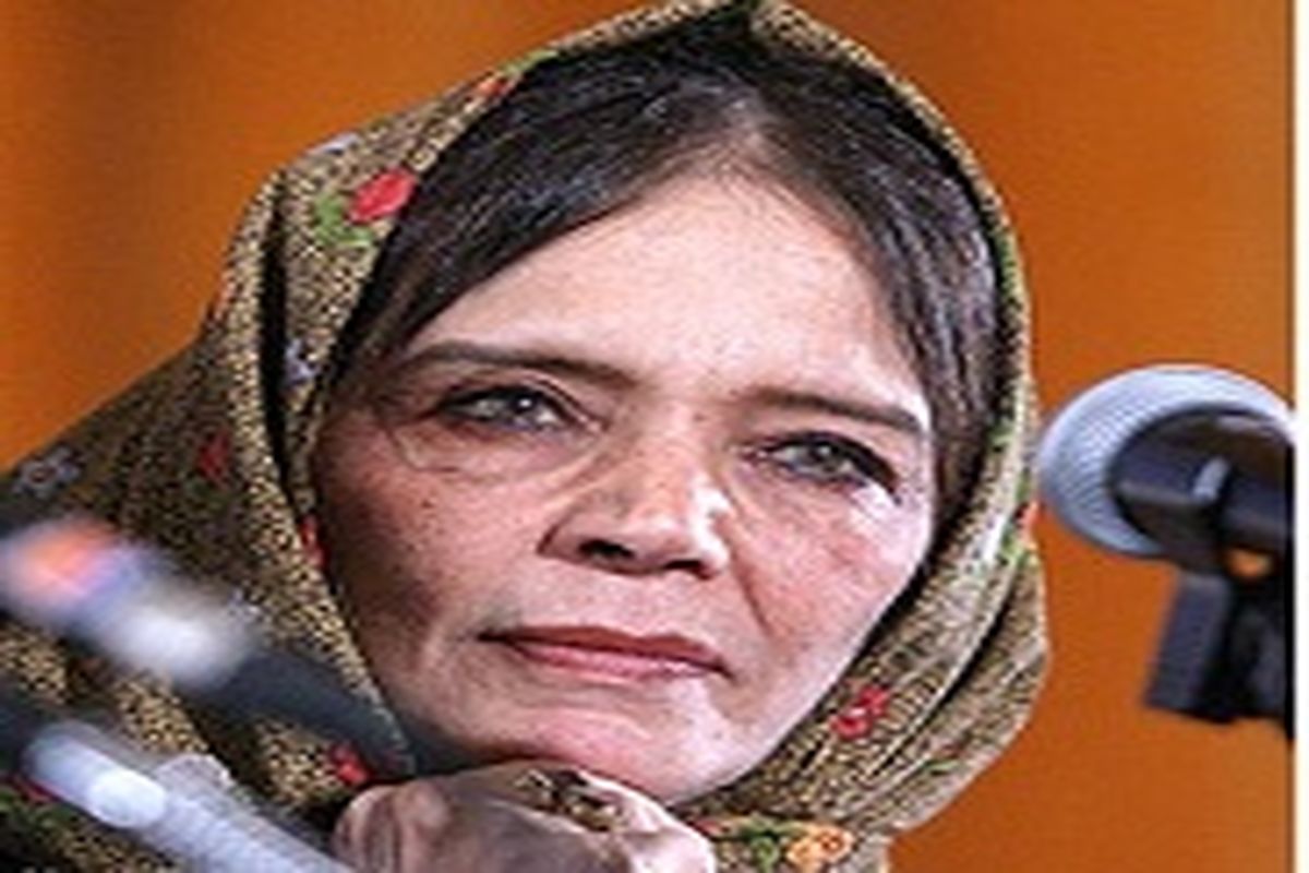 ملک جهان خزاعی: به جای توبیخ جوانان طراحان لباس را تشویق کنید