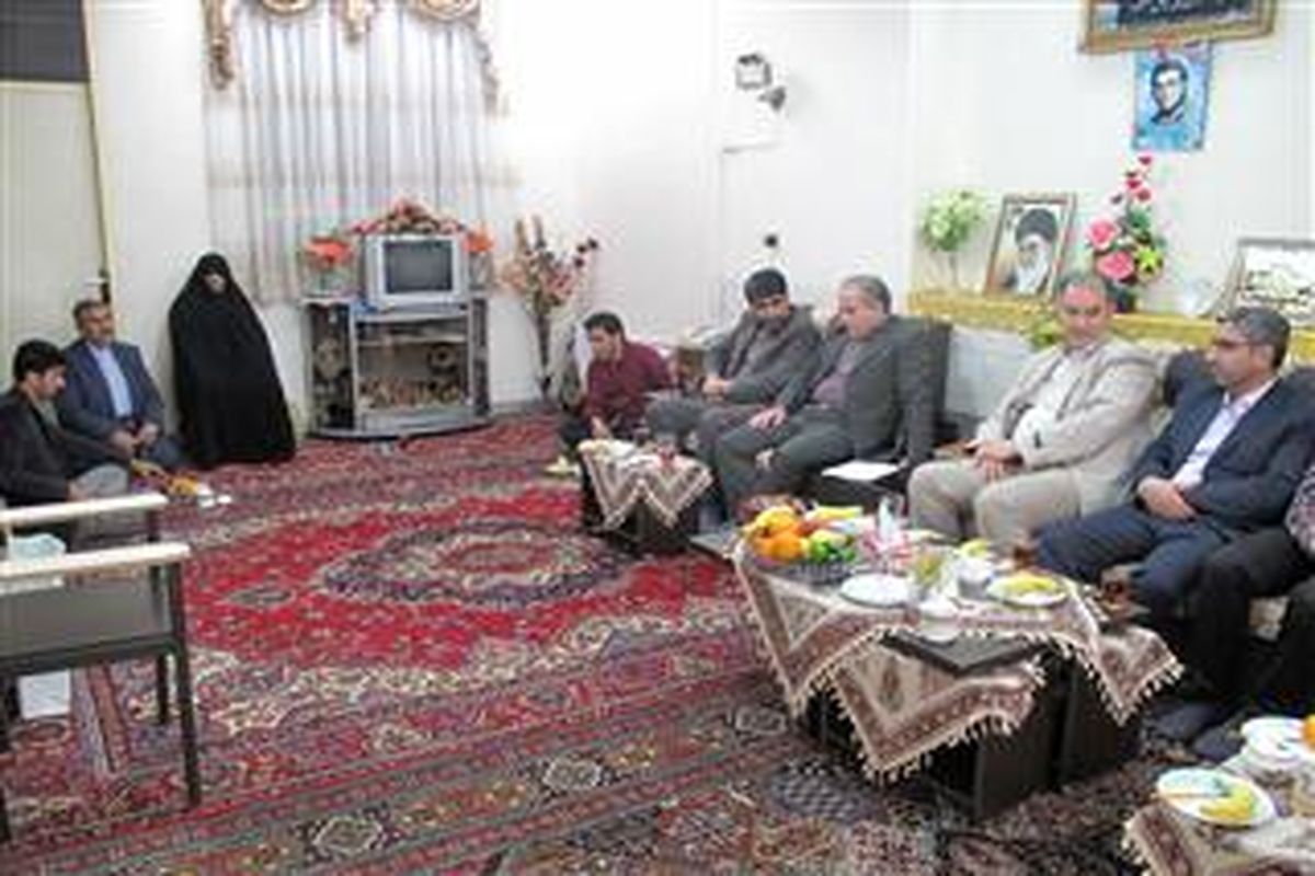 رئیس و کارکنان حوزه هنری استان سمنان با خانواده شهدای هنرمند سمنان دیدار کردند