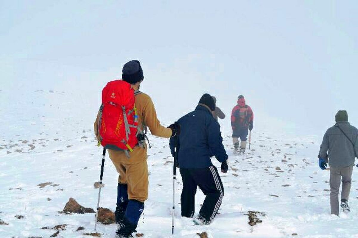 نجات کوهنوردان و اسکی بازان از میان برف و کولاک