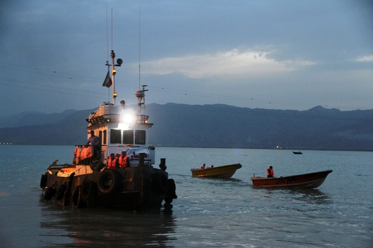 عملیات شبانه برای نجات جان ۴ سرنشین قایق صیادی در آب های هرمزگان