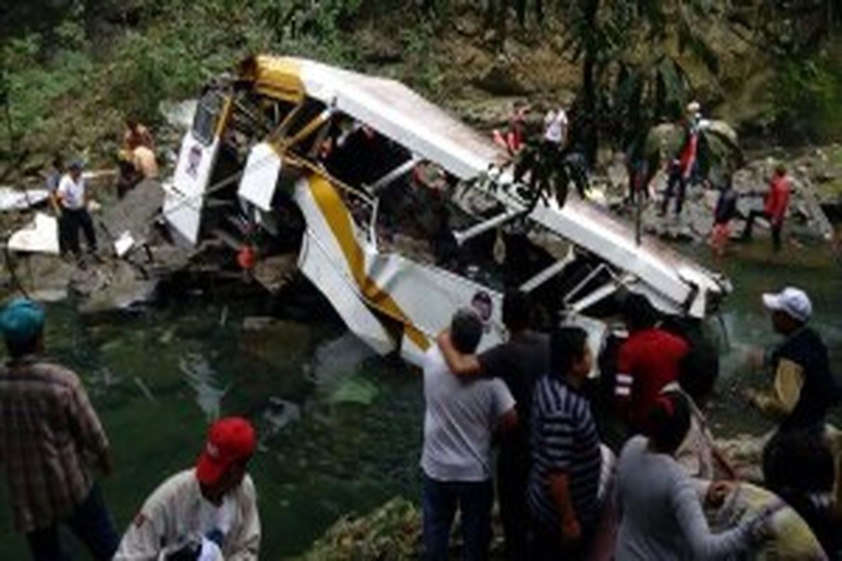 سقوط اتوبوس یک تیم فوتبال ۱۸ کشته بر جا گذاشت