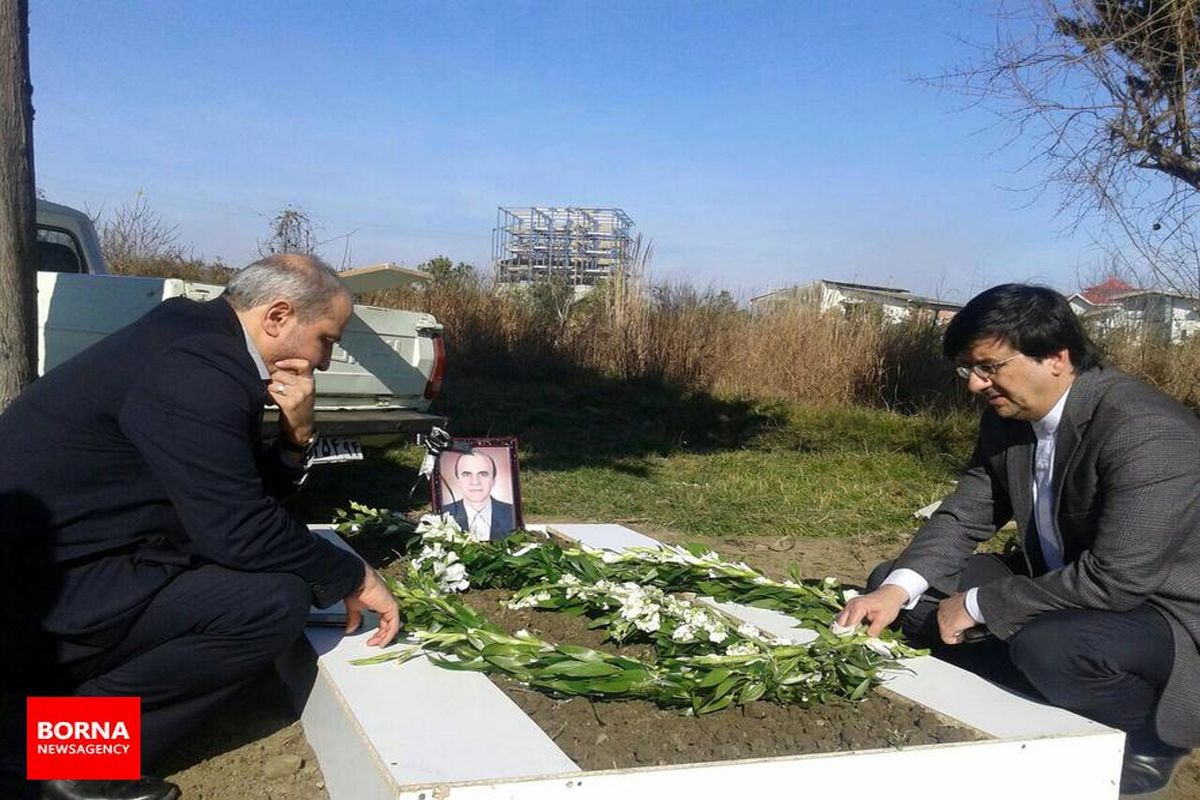 حضور هاشمی و احمدی بر مزار دکتر پورکاظمی