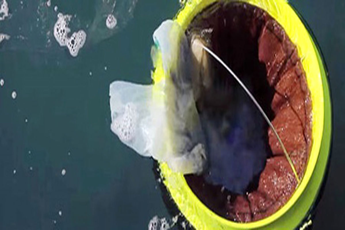 سطل شناور برای جمع کردن زباله‌های اقیانوس