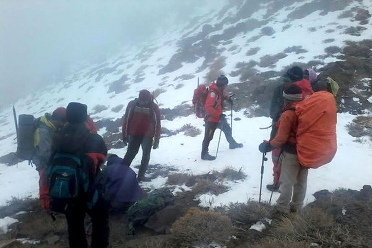 پایان عملیات نجات کوهنورد گرفتار در ارتفاعات کوه‌ هزار راین