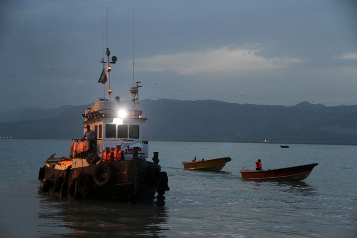 امدادرسانی به دو لنج باری سانحه دیده در آب‌های هرمزگان/ نجات جان۱۲ دریانورد ایرانی