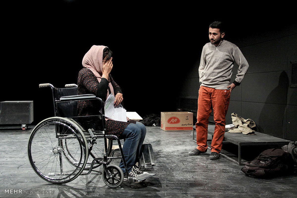برنامه «دوشنبه های نقد تئاتر» این بار نمایش «بهمن» را بررسی می کند