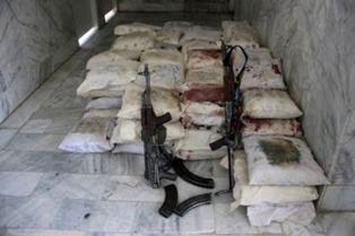 کشف ۹۰۰ کیلو مواد افیونی در درگیری با قاچاقچیان مسلح