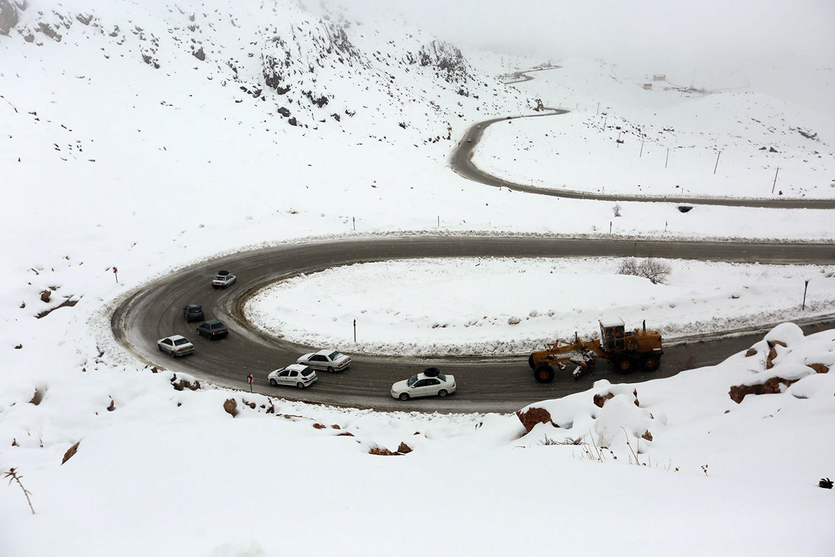 راه ارتباطی ۴ روستا پس از ۵ روز محاصره در برف بازگشایی شد